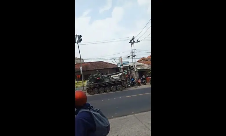 Detik-detik Tank Tabrak Motor dan Gerobak di Rajamandala, Ini Kronologisnya