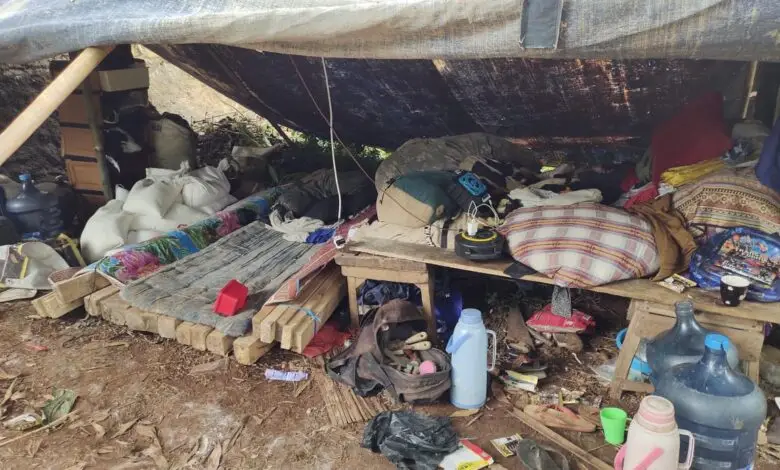 Dian dan Dua Anaknya Tinggal Sementara di Tenda