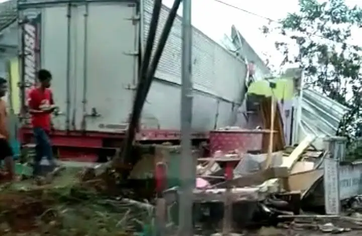 Diduga Alami Rem Blong, Truk Kontainer Hantam Truk dan Bangunan di Jalur Bangbayang Gekbrong