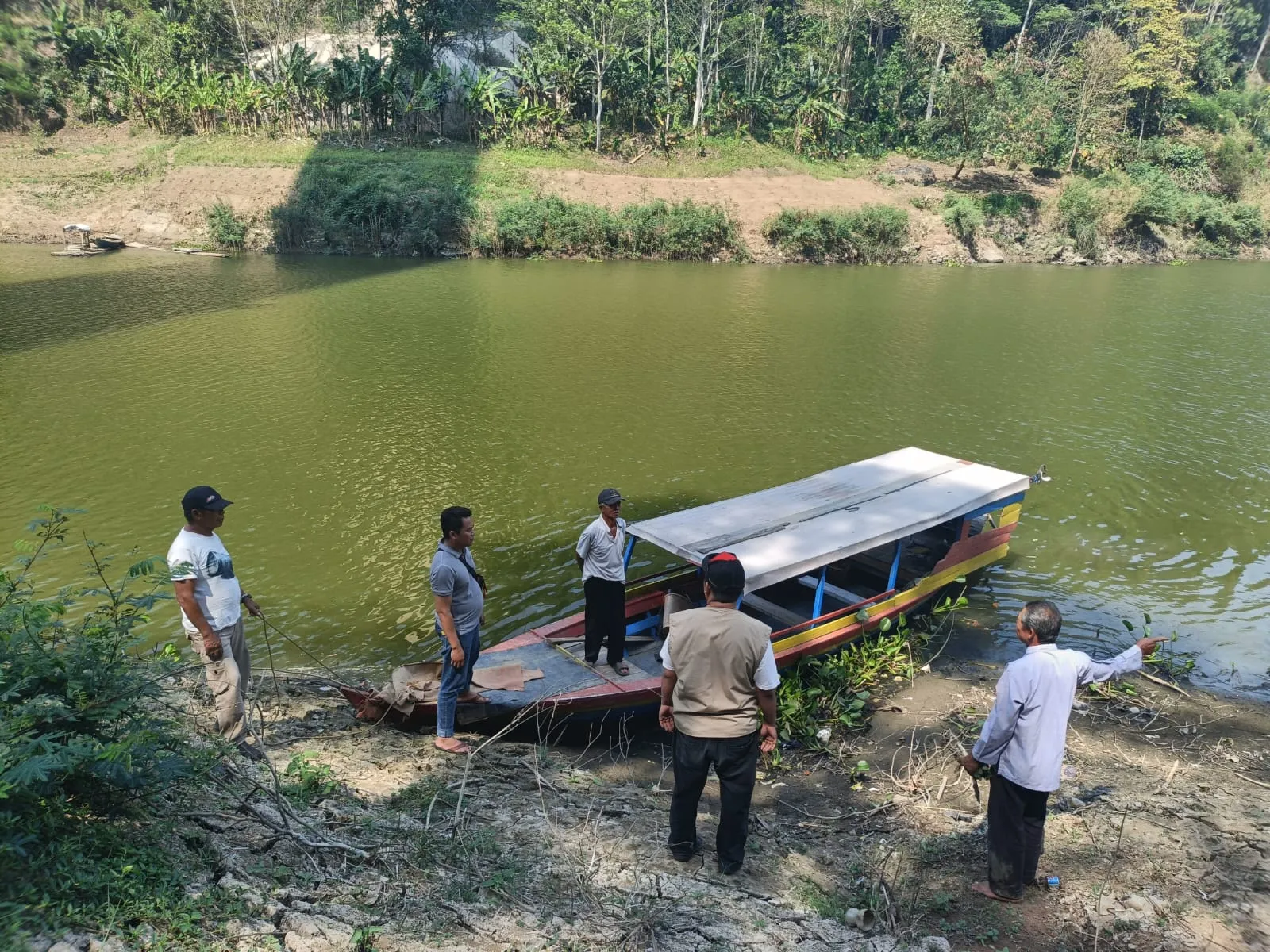 Diduga Bunuh Diri, Seorang Warga Melompat dari Jembatan Sungai Citarum