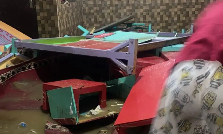 Diduga Gegara Pagar Ciplaz Ambruk, Saluran Air Tertutup, Sejumlah Bangunan Warga Balakang Terendam Banjir
