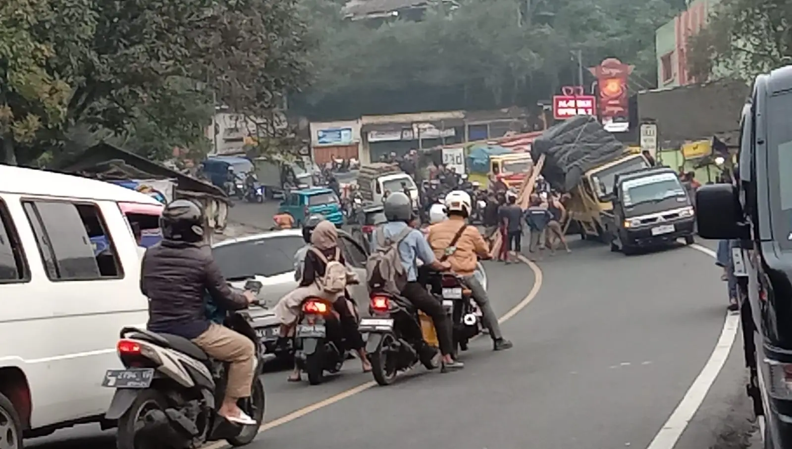 Diduga Kelebihan Muatan, Truk Nyaris Terguling dan Buat Kemacetan di Jalur Puncak