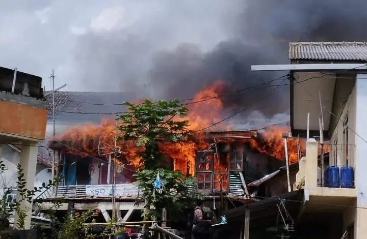 Diduga Korsleting Listrik, 12 Rumah di Cipanas Terbakar 