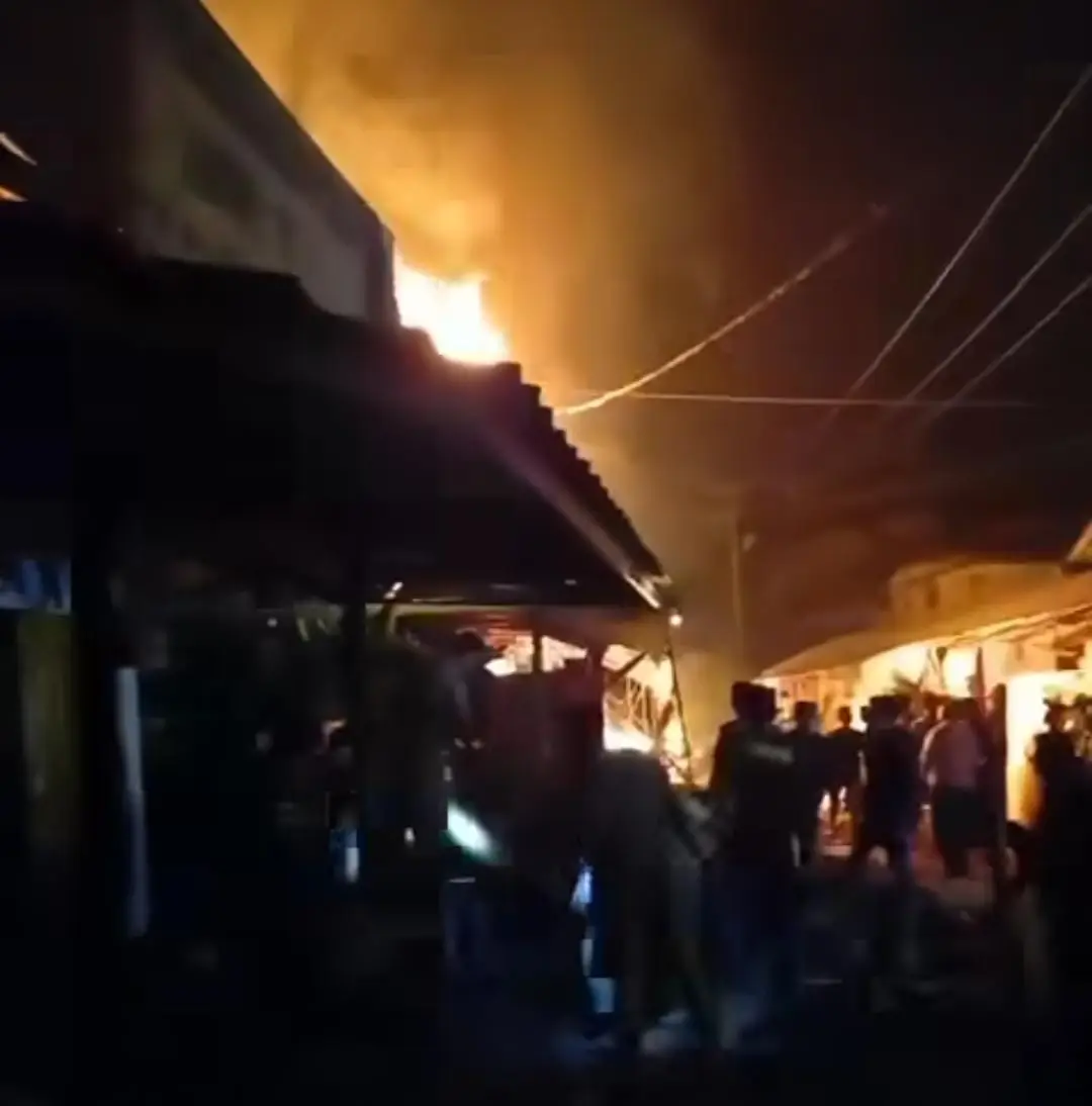 Diduga Korsleting Listrik, 16 Toko di Pasar Sukanagara Cianjur Hangus Terbakar