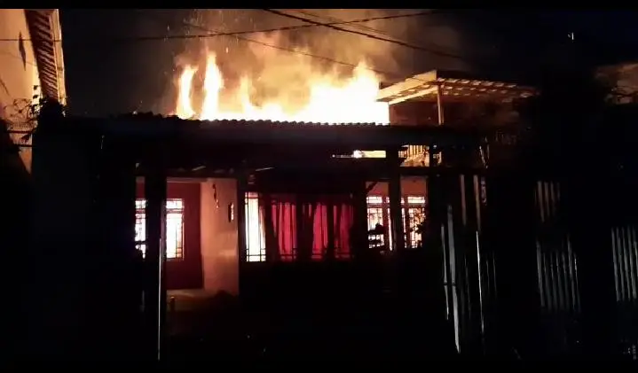 Diduga Korsleting Listrik, Satu Rumah di Cipanas Hangus Terbakar