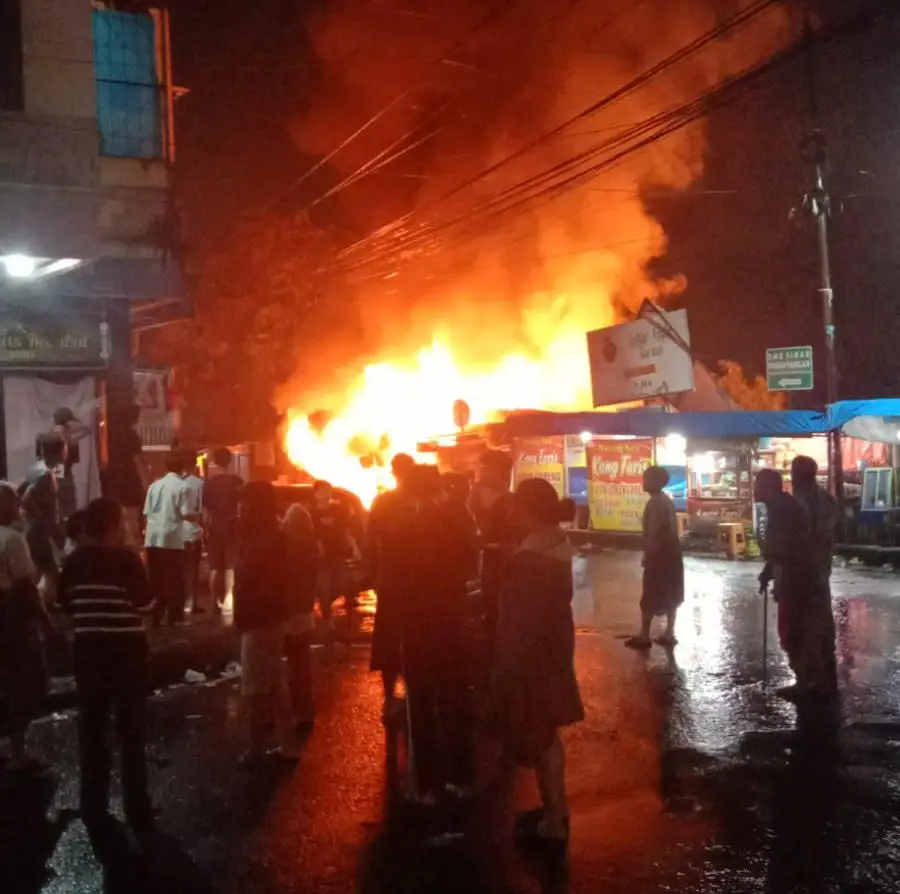 Diduga Kosleting listrik, Tiga Kios di Cipanas Ludes Terbakar