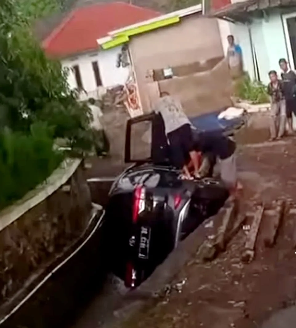 Diduga Mengantuk, Mobil SUV Terperosok ke Parit di Cugenang