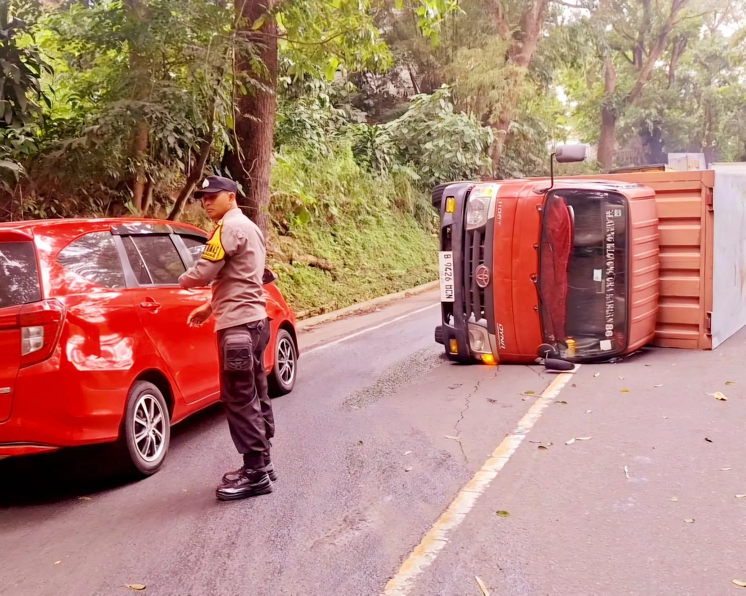 Diduga Pecah Ban, Truk Merah Terguling di Jalur Cugenang Tutupi Badan Jalan