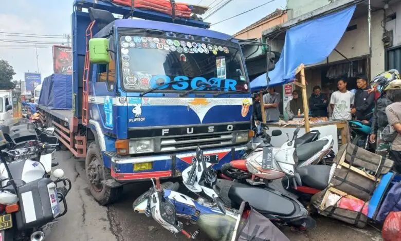 Diduga Rem blong, Truk Fuso Hantam Belasan Motor di Pasar Gekbrong Cianjur