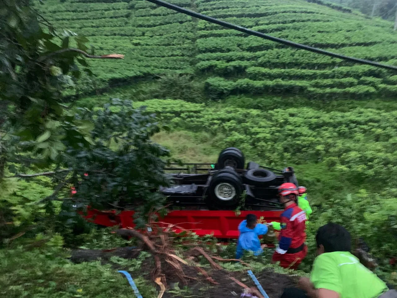Diduga Sopir Mengantuk, Truk Pengangkut Gas Elpiji Terguling di Sukanagara Cianjur