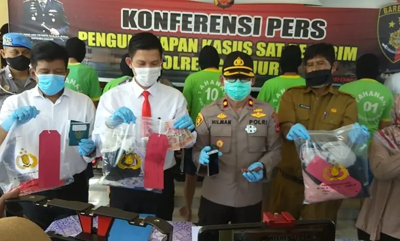 Dijual Suami Layani Threesome, Si Istri Tidak Keberatan