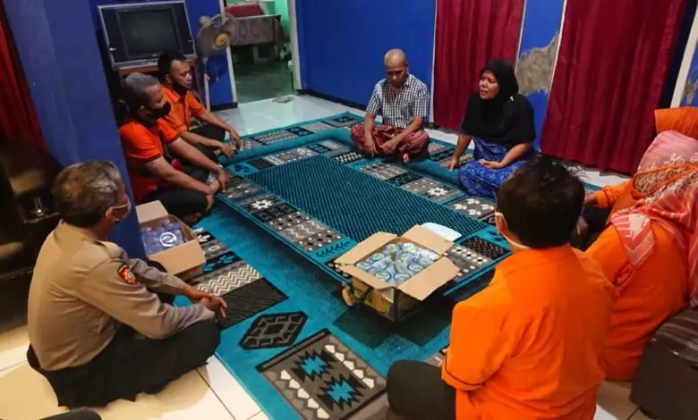 Dikira Tidur, Nenek Jenab Meninggal di Kantor Pos Bojongpicung Saat Cairkan Bansos