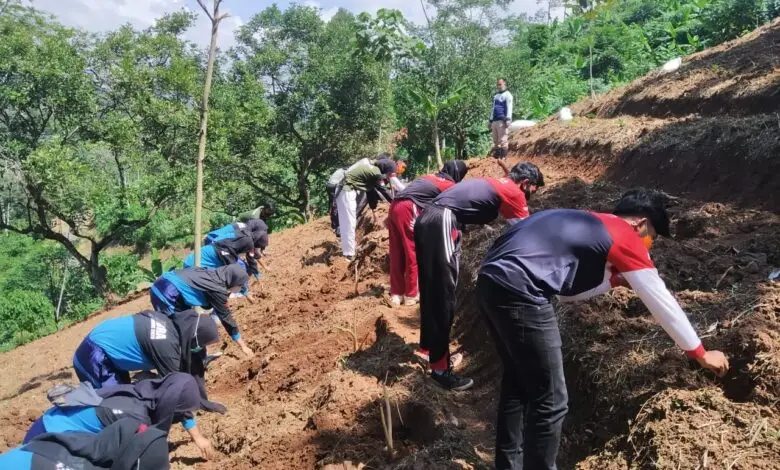 Dilatih jadi Petani Milenial, Yayasan Jamiatul Makq'dis dan Paskibra Cianjur Tanam Ribuan Pohon