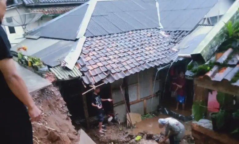 Dinding Pembatas Longsor, Tiga Rumah di Sukanagara Rusak