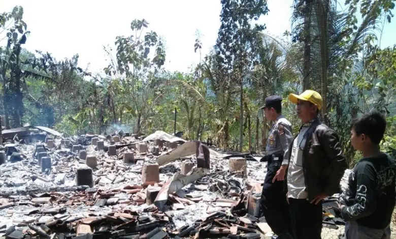 Ditinggal Cari Air ke Sungai, Rumah di Sindangbarang Terbakar