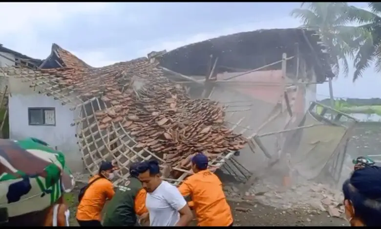 Ditinggal Jualan Cilok, Atap Rumah di Bojongpicung Ambruk Diguyur Hujan