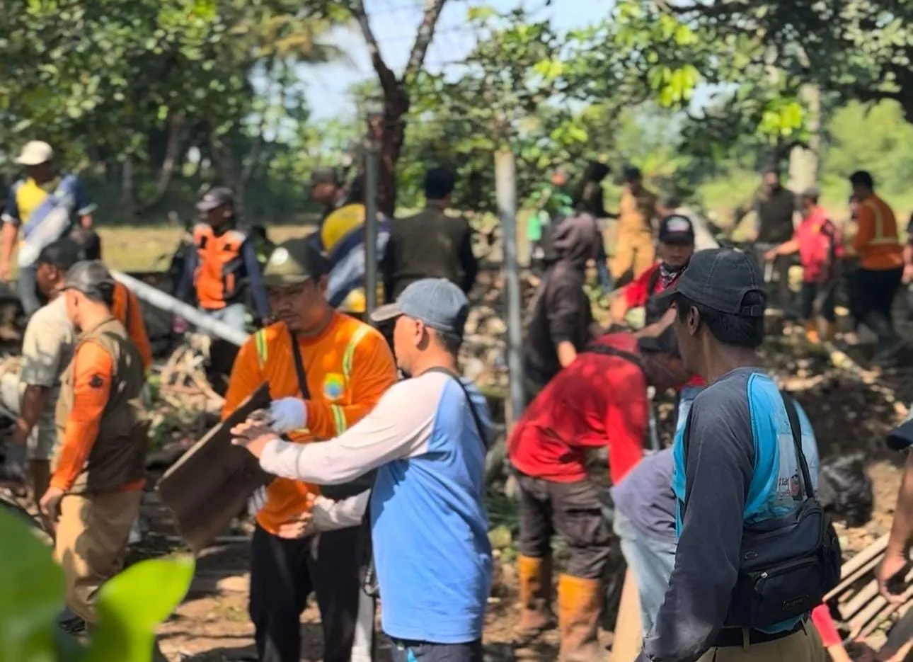 DLH Cianjur Bersihkan 55 Ton Sampah Sisa Banjir dalam 48 Jam