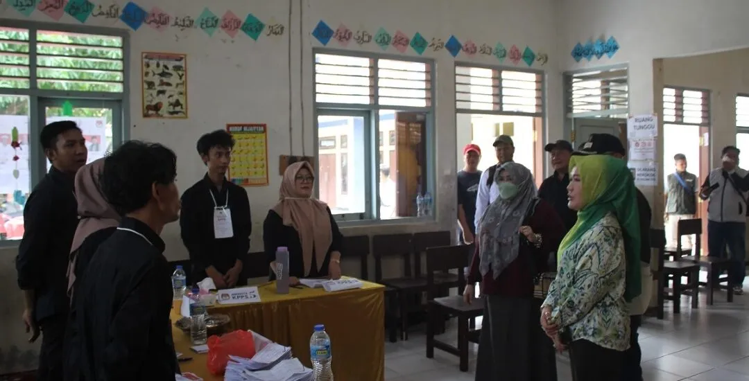 DPRD Cianjur Tinjau TPS di Ciranjang dan Gekbrong untuk Pastikan Pilkada Lancar dan Aman