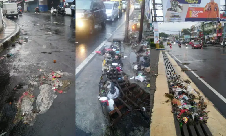 Drainase Meluap, Sampah Rumah Tangga Berserakan di Jalanan Cipanas