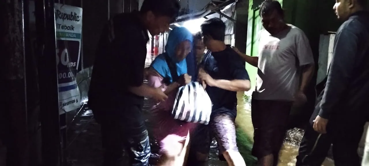 Dramatis, Aksi Warga Sigap Evakuasi Korban Terjebak Banjir di Karangtengah Cianjur