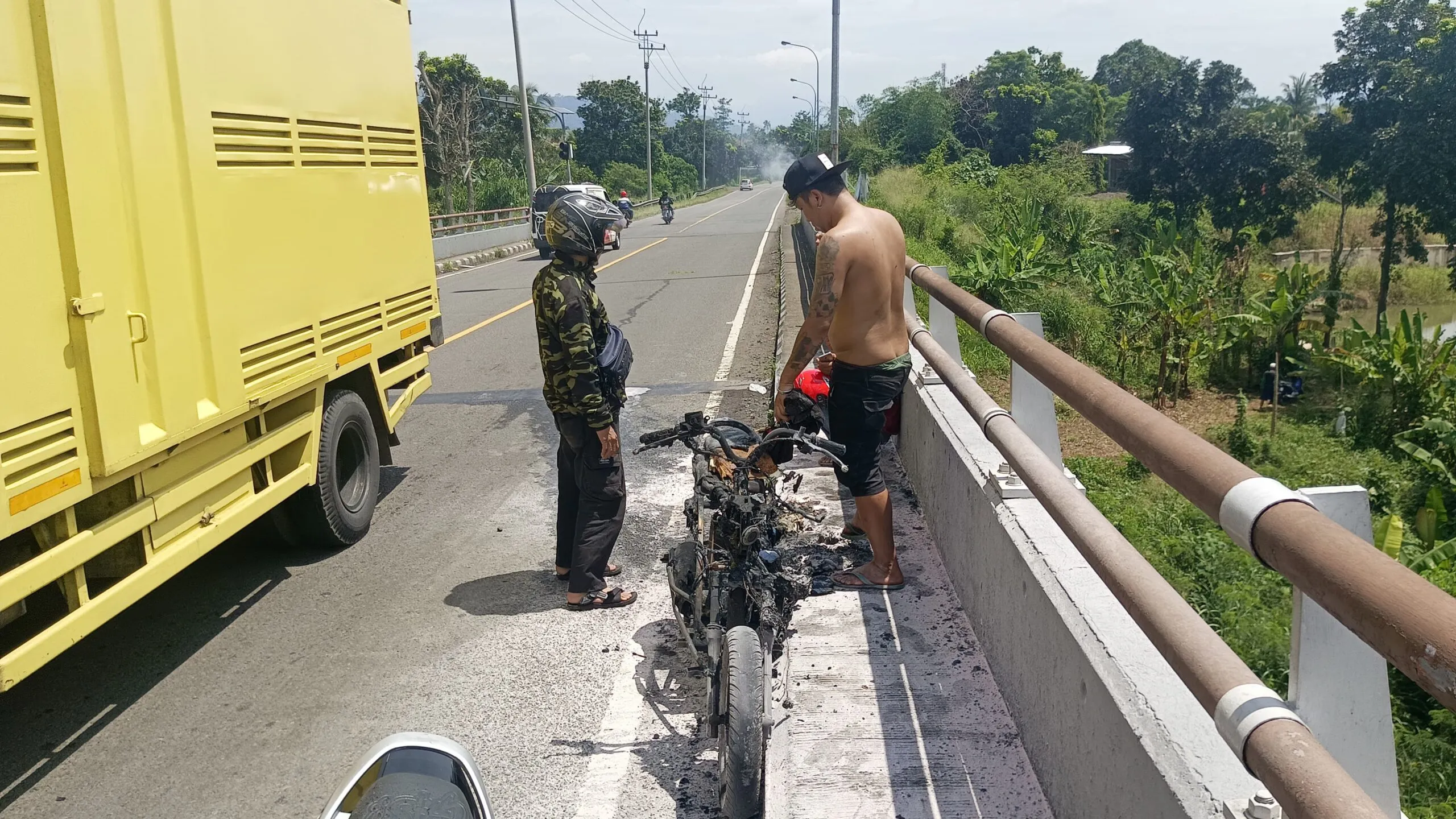 Dramatis! Warga Bantu Padamkan Motor Terbakar di Flyover Veteran Cianjur