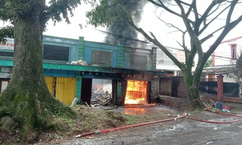 Dua Bangunan Ruko Tempat Penyimpanan BBM di Cibeber Kebakaran
