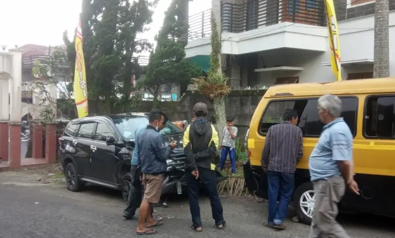 Dua Mobil Adu Banteng di Cipanas, Satu Warung Gado-gado Hancur