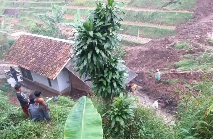 Dua Rumah dan Satu Hektare Sawah Terdampak Longsor Cibeber