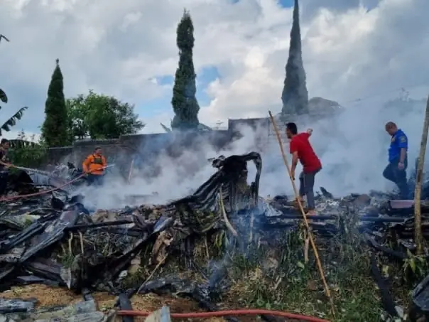 Dua Rumah Kebakaran di Cipanas, Satu Orang Alami Luka bakar