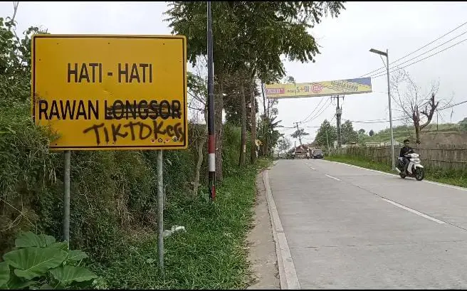 Duh, Rambu Rawan Longsor di Cianjur Dicoret-coret jadi Rawan Tiktokers