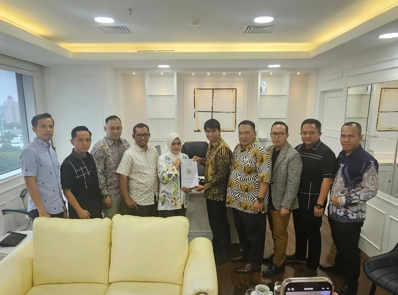Dukung Perjuangan Tenaga Honorer R2 dan R3, Ketua DPRD Cianjur Metty Triantika Bersama Komisi I Serahkan Aspirasi ke DPR RI — Cianjur Update
