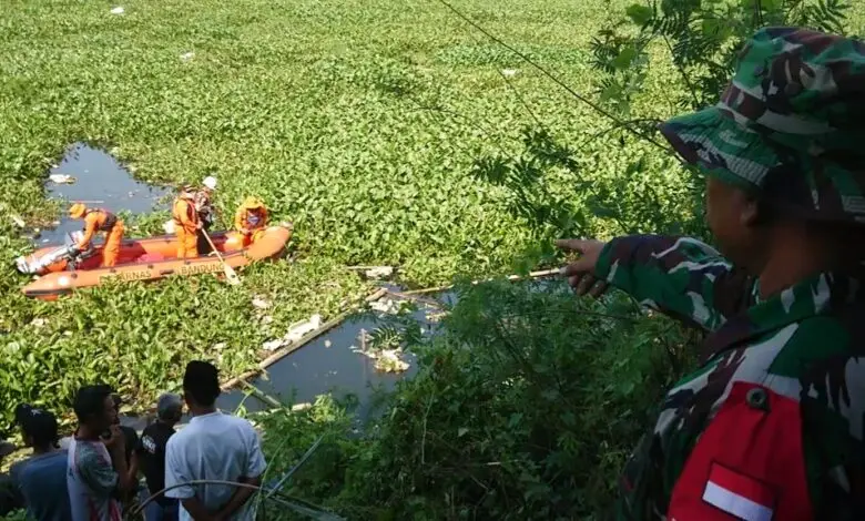 Eceng Gondok Hambat Pencarian Korban Tenggelam di Sungai Citarum
