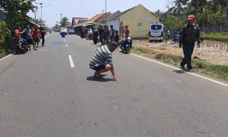 Elf Tabrak Motor di Cidaun, Satu Orang Tewas Terluka Parah