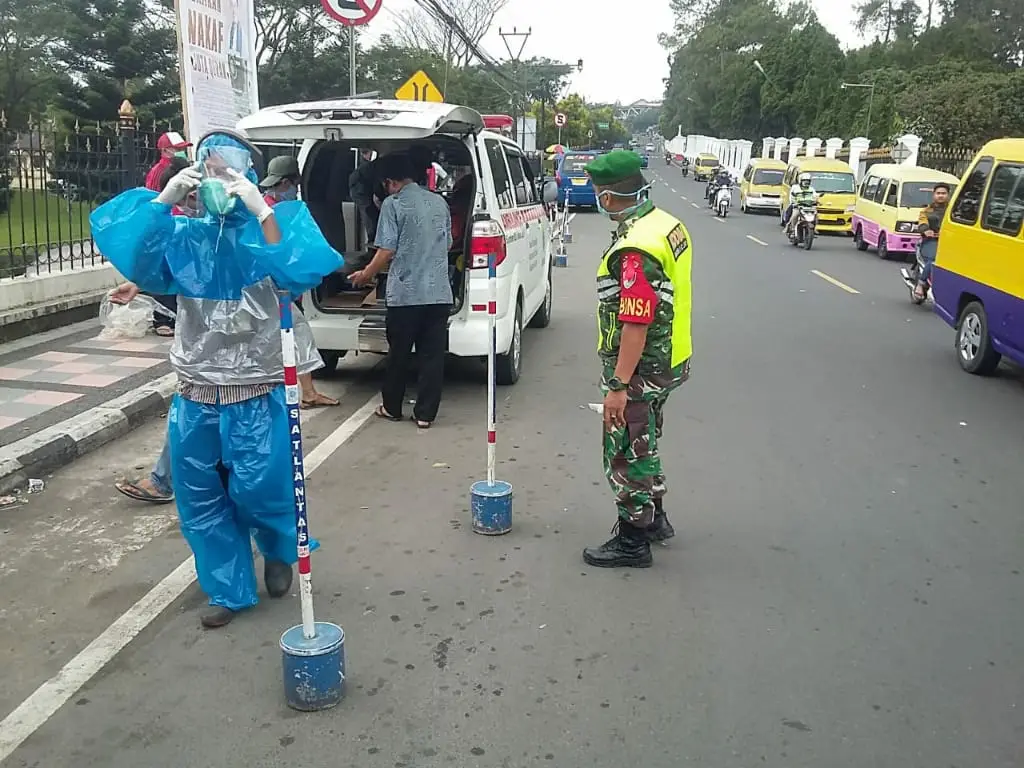 Evakuasi Mayat di Cipanas, Petugas Kenakan APD