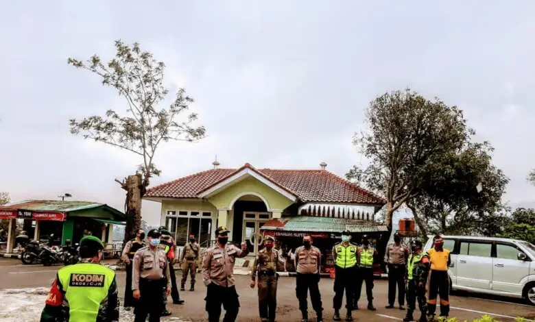 Forkopimcam Cipanas Semprot Disinfektan di Masjid Al-Ihsan Ciloto