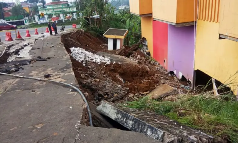Foto-foto Bahu Jalan Raya Puncak Ciloto yang Longsor di Dekat Bioskop