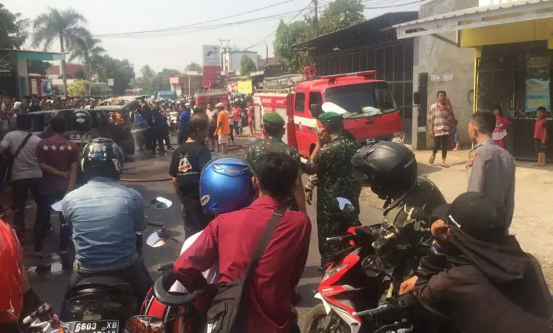 Foto-foto: Heboh Kebakaran Mobil di Sindanglaka
