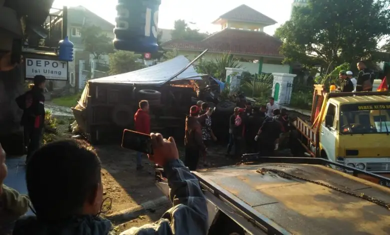 Foto-foto Kecelakaan Truk di Ciloto Cianjur Hari Ini, Sopir Tewas Terjepit