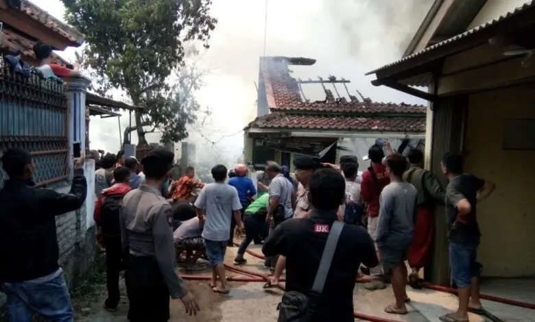 FOTO: Kebakaran Pabrik Ijuk di Nagrak Cianjur