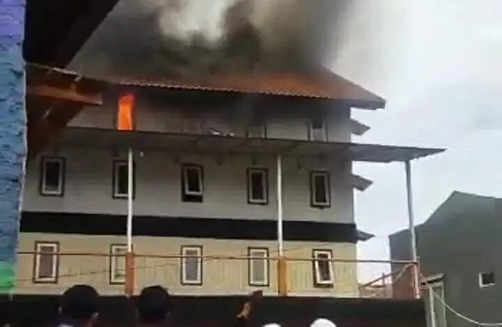 Gedung Pesantren Terbakar di Cipanas saat Santri Salat Jumat