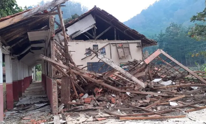 Gedung SDN Sugihmukti Cianjur Ambruk Akibat Pergeseran Tanah