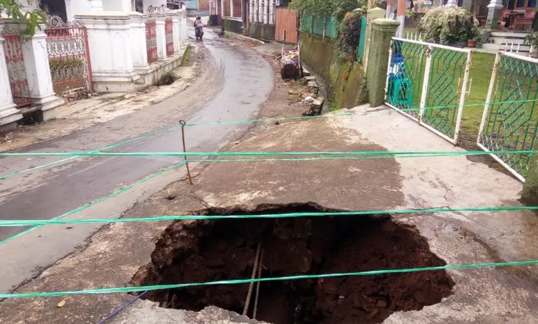 Geger Lubang Besar di Pamoyanan, Warga Pasang Tali Pembatas