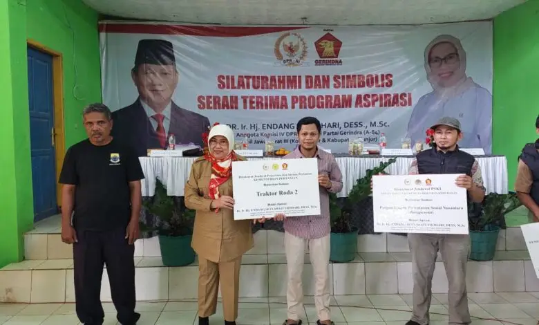 Gelar Reses di Cikadu, Endang S Tohari Salurkan Bantuan Miliaran Rupiah