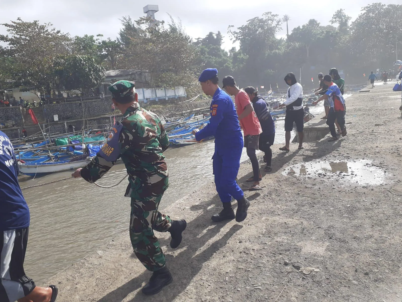 Gelombang Tinggi di Pantai Jayanti Cianjur, 67 Perahu Nelayan Rusak Berat