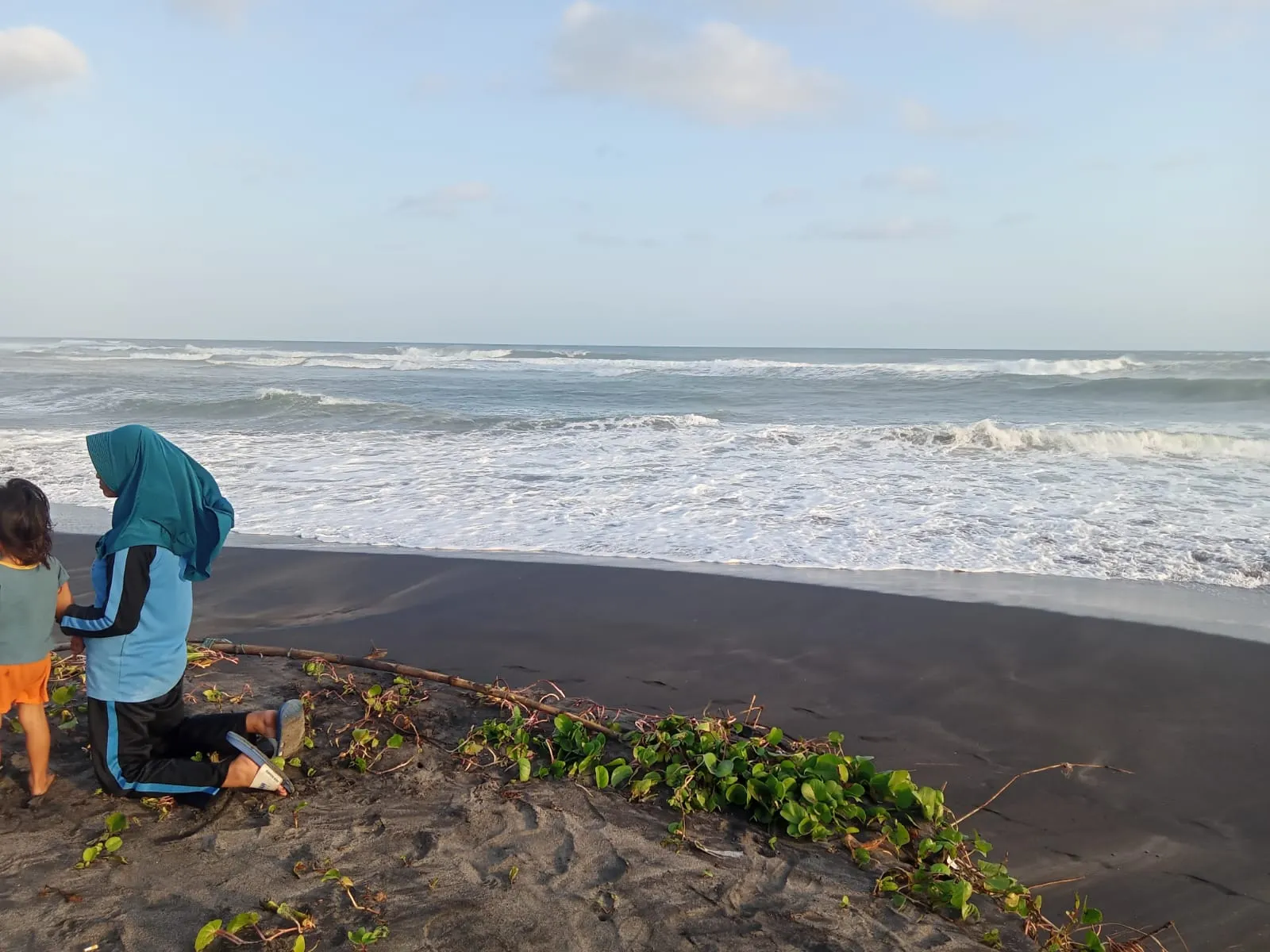Gelombang Tinggi Terjang Pantai Apra Cianjur, BPBD Peringatkan Bahaya
