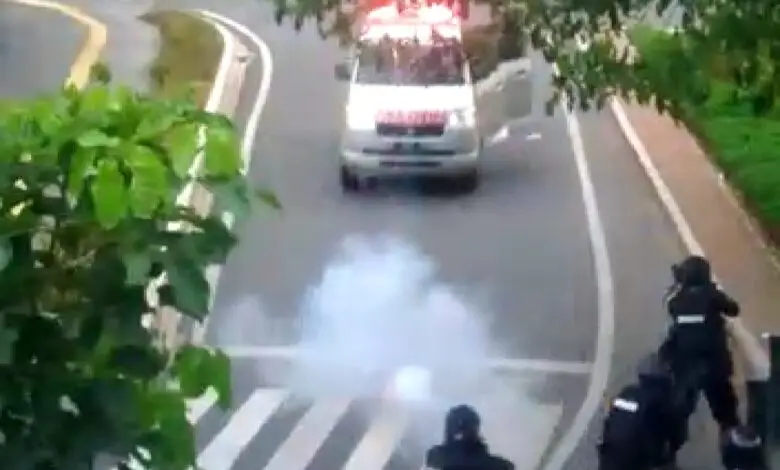 Gila! Ambulans Ditembak Gas Air Mata dan Dikepung Polisi