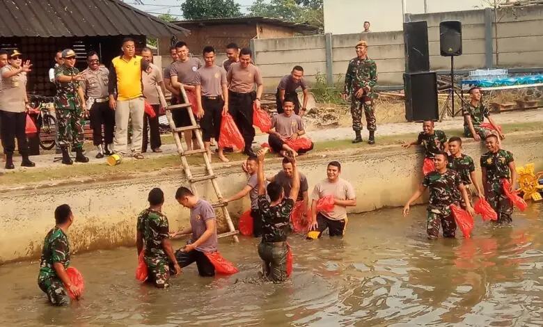 Gubyag Balong, Aparat TNI dan Polri di Cianjur 'Basah-basahan'