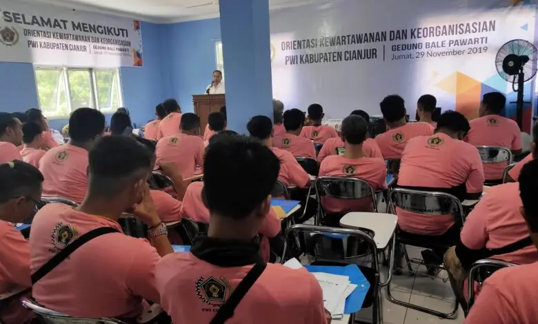 Gunakan Kaos Pink, Puluhan Wartawan Ikuti OKK PWI Cianjur