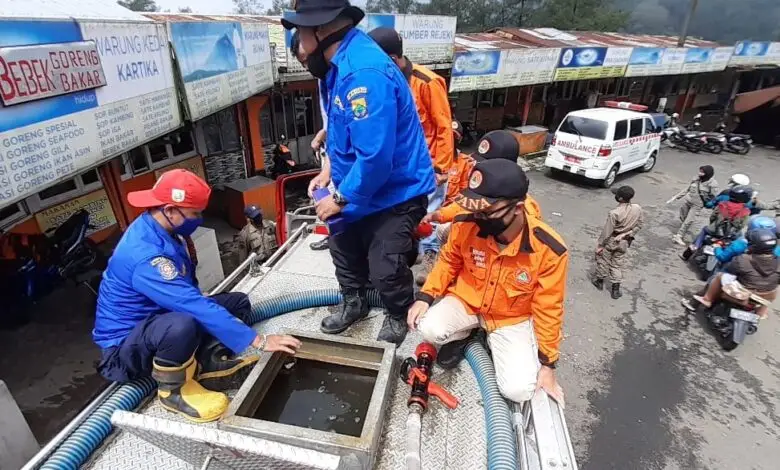 Gunakan Mobil Damkar, Desa Ciloto 'Dihujani' Disinfektan