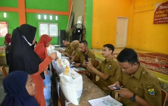 Harga Beras Melonjak, 2 Desa di Cianjur Terima Bantuan Beras